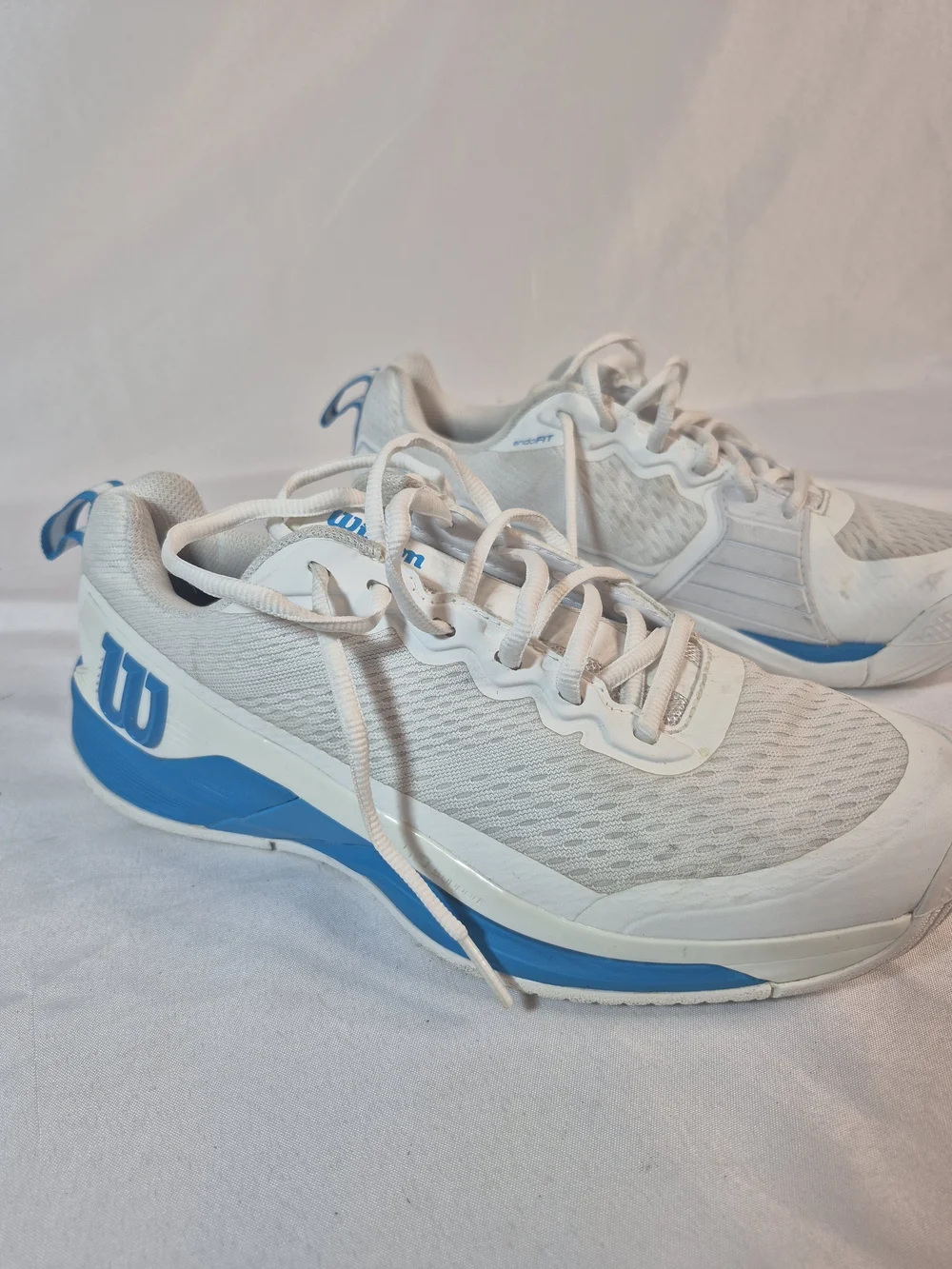 Wilson Rush Pro 4.5 Men’s Shoes – Wilson White and Blue Low-Top Tennis Sneakers